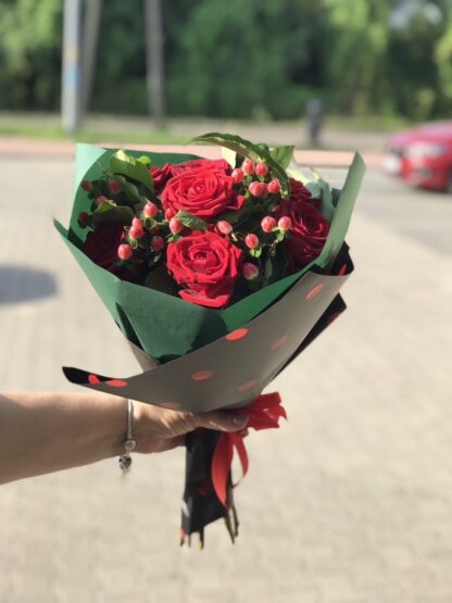 czerwone róże z hipericum Błonie