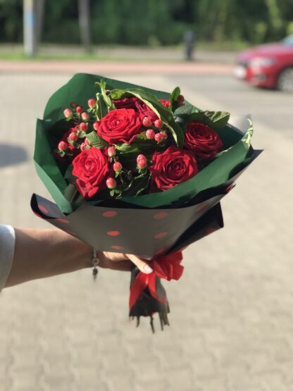 czerwone róże z hipericum Grodzisk Mazowiecki