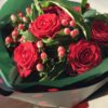 czerwone róże z hipericum Pruszków