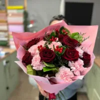 Bukiet róże z goździkiem