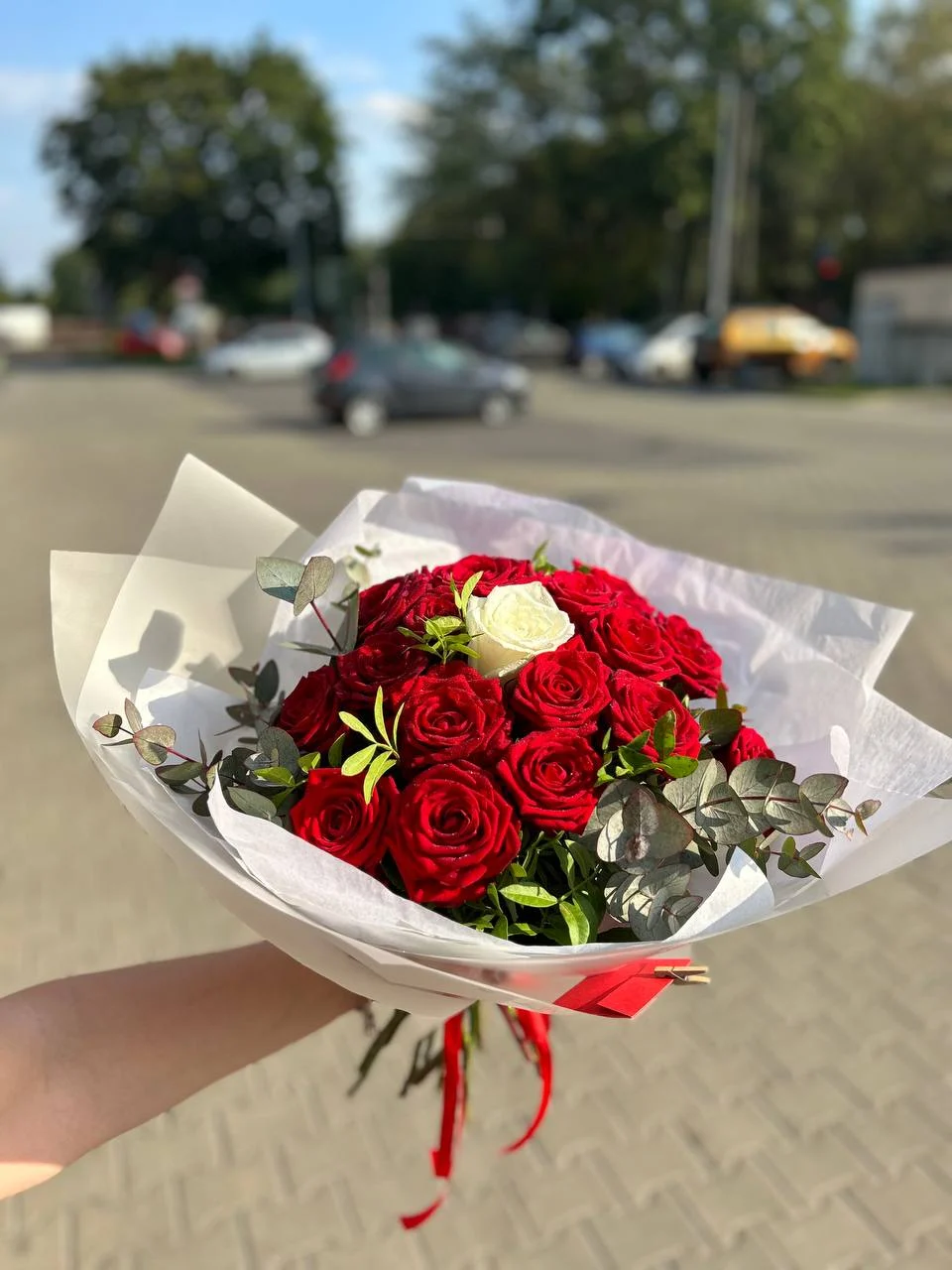 Bukiet róż z czerwonymi różami i jedną białą różą w środku