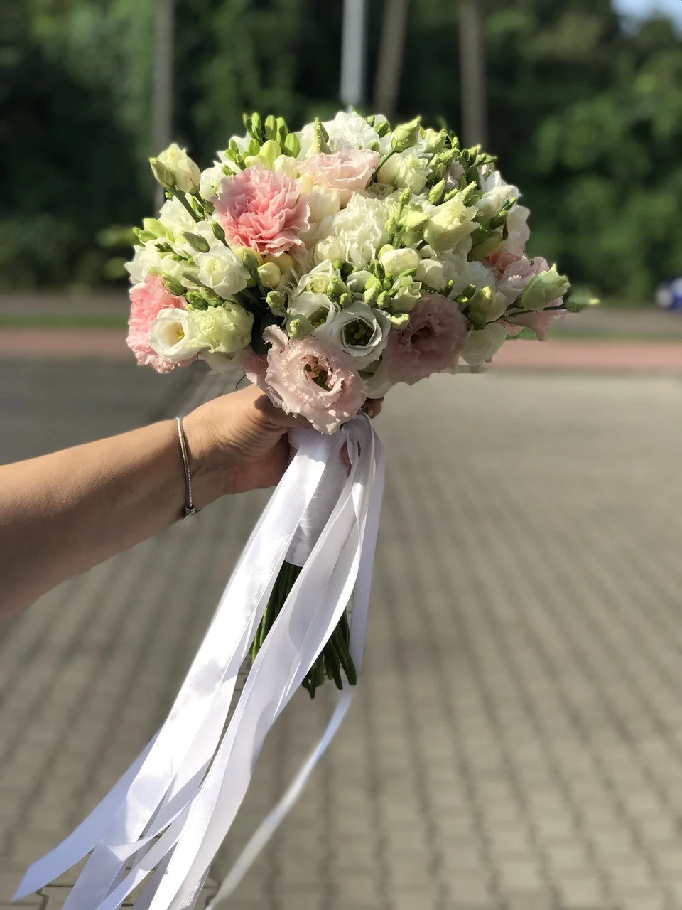 Bukiet Panny Młodej z eustomy i frezji – Piękno na Twój ślub.