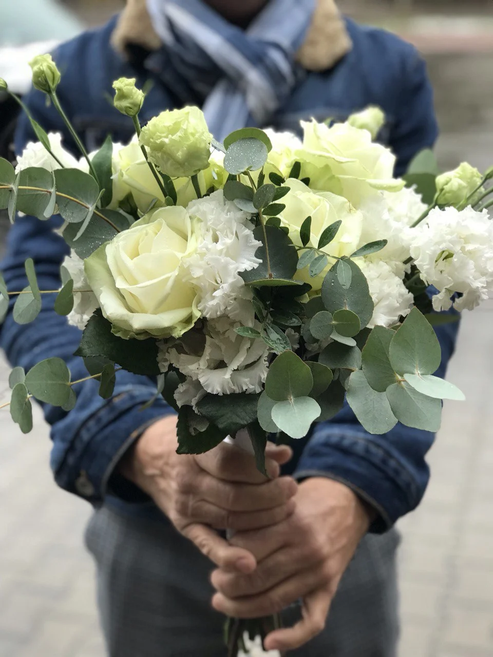 Lekki i romantyczny bukiet z białymi kwiatami i zielenią eukaliptusa