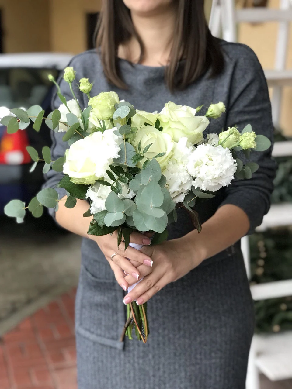 Jasny bukiet z białych kwiatów idealny na ślub, chrzest lub komunię