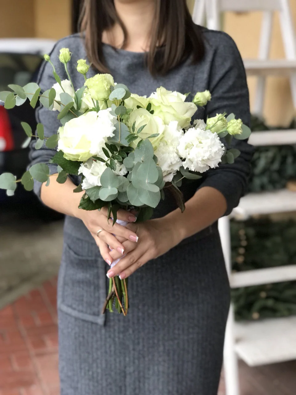 Subtelny bukiet z białych róż, eustom i goździków z dodatkiem eukaliptusa