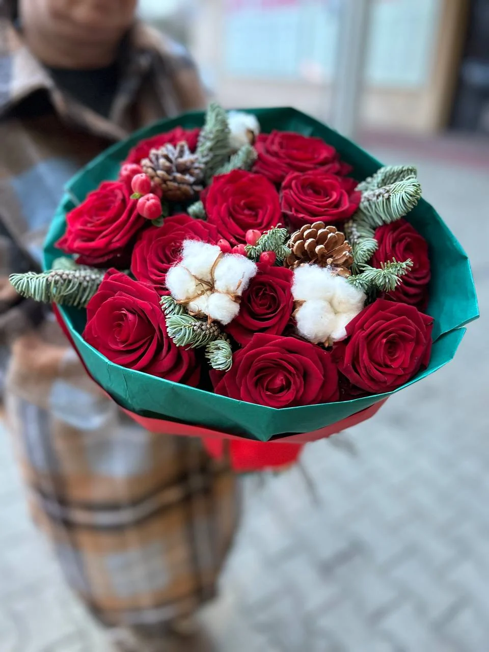 Świąteczny bukiet róż z czerwonymi różami, bawełną i leśnymi gałązkami