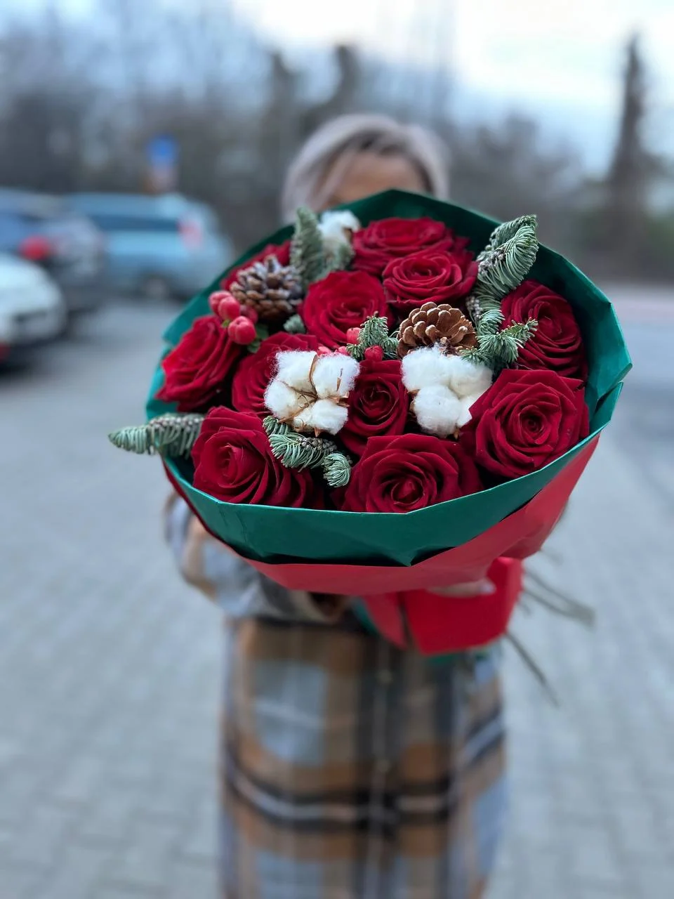 Bukiet róż z czerwonymi różami, bawełną, szyszkami i gałązkami świerkowymi