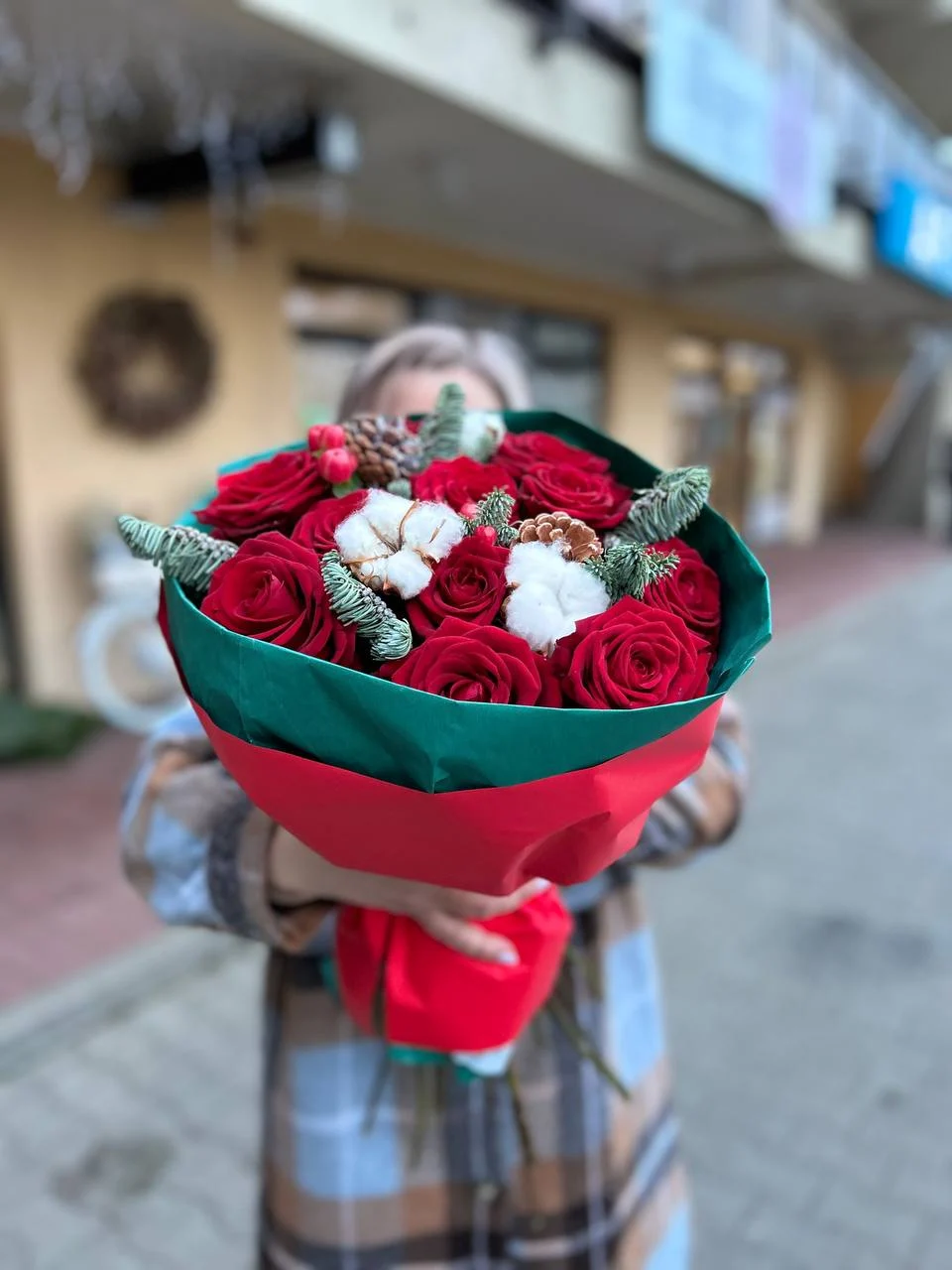 Bukiet z czerwonych róż z dodatkiem bawełny, szyszek i świerku