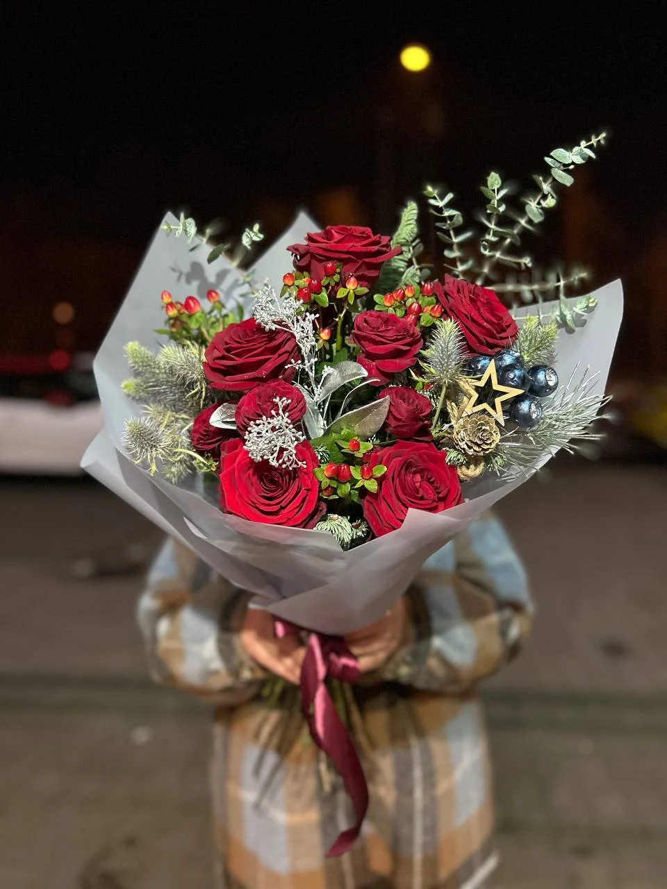 Bukiet róż z czerwonymi jagodami i zimową zielenią