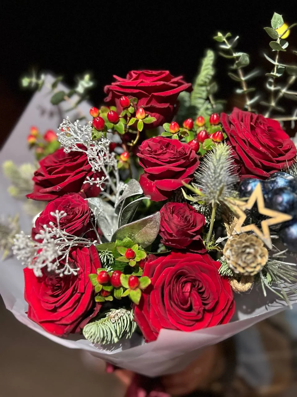 Bukiet z czerwonych róż, srebrnych listków i szyszek