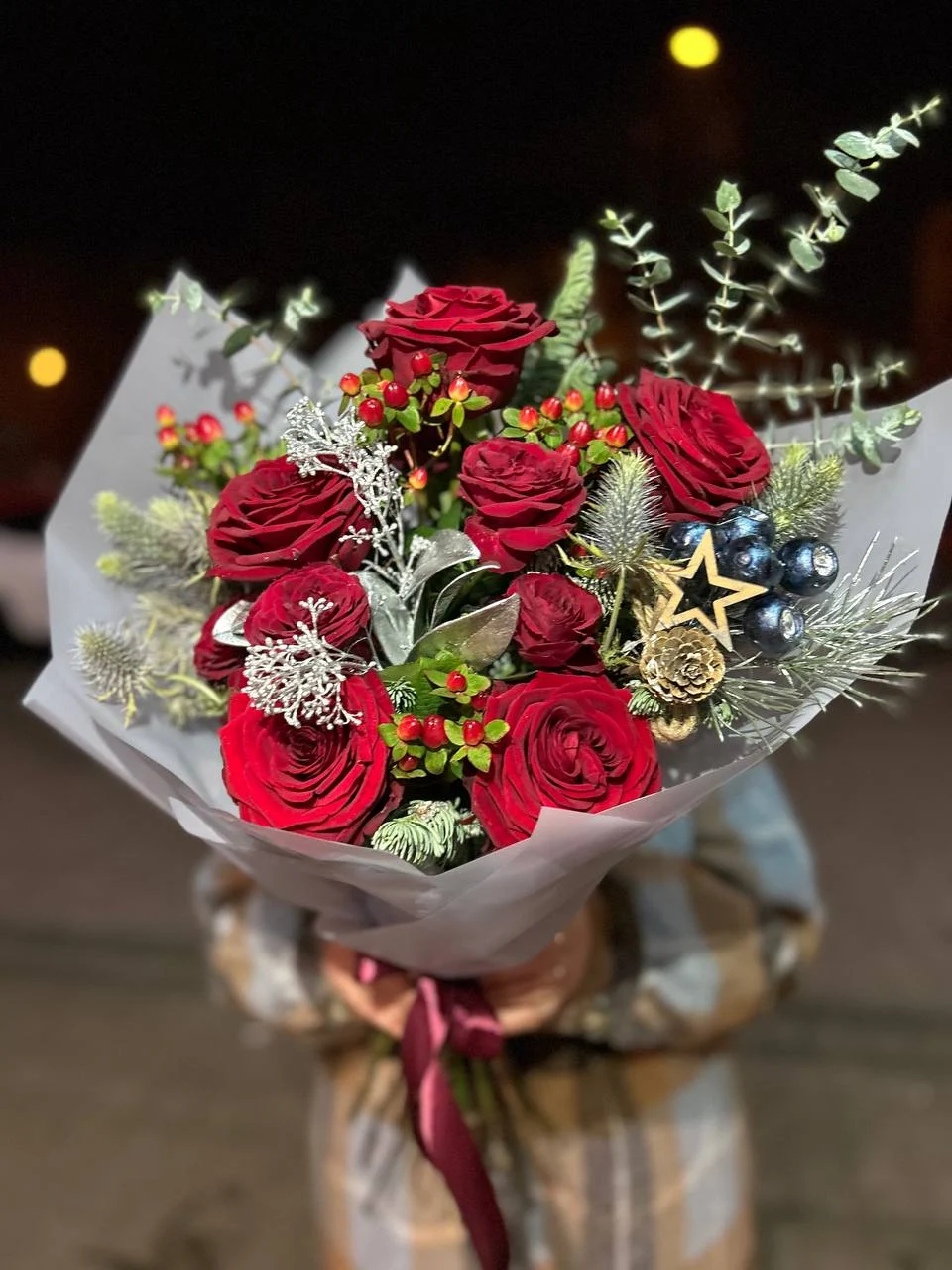 Zimowy bukiet róż z eukaliptusem, igliwiem i ozdobą w kształcie gwiazdy