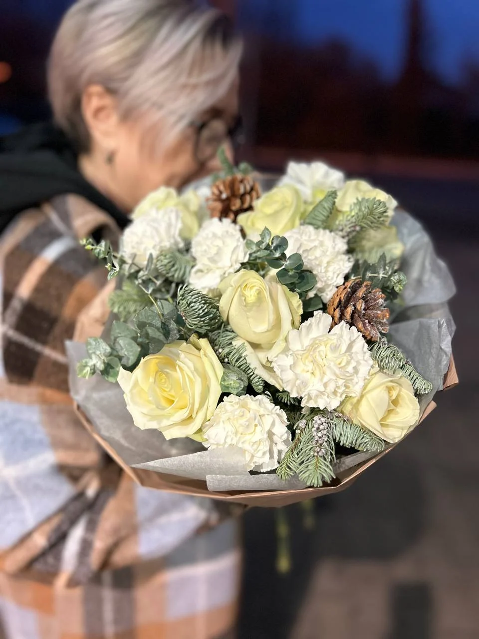 Bukiet róż zimowy z białymi różami, goździkami i szyszkami