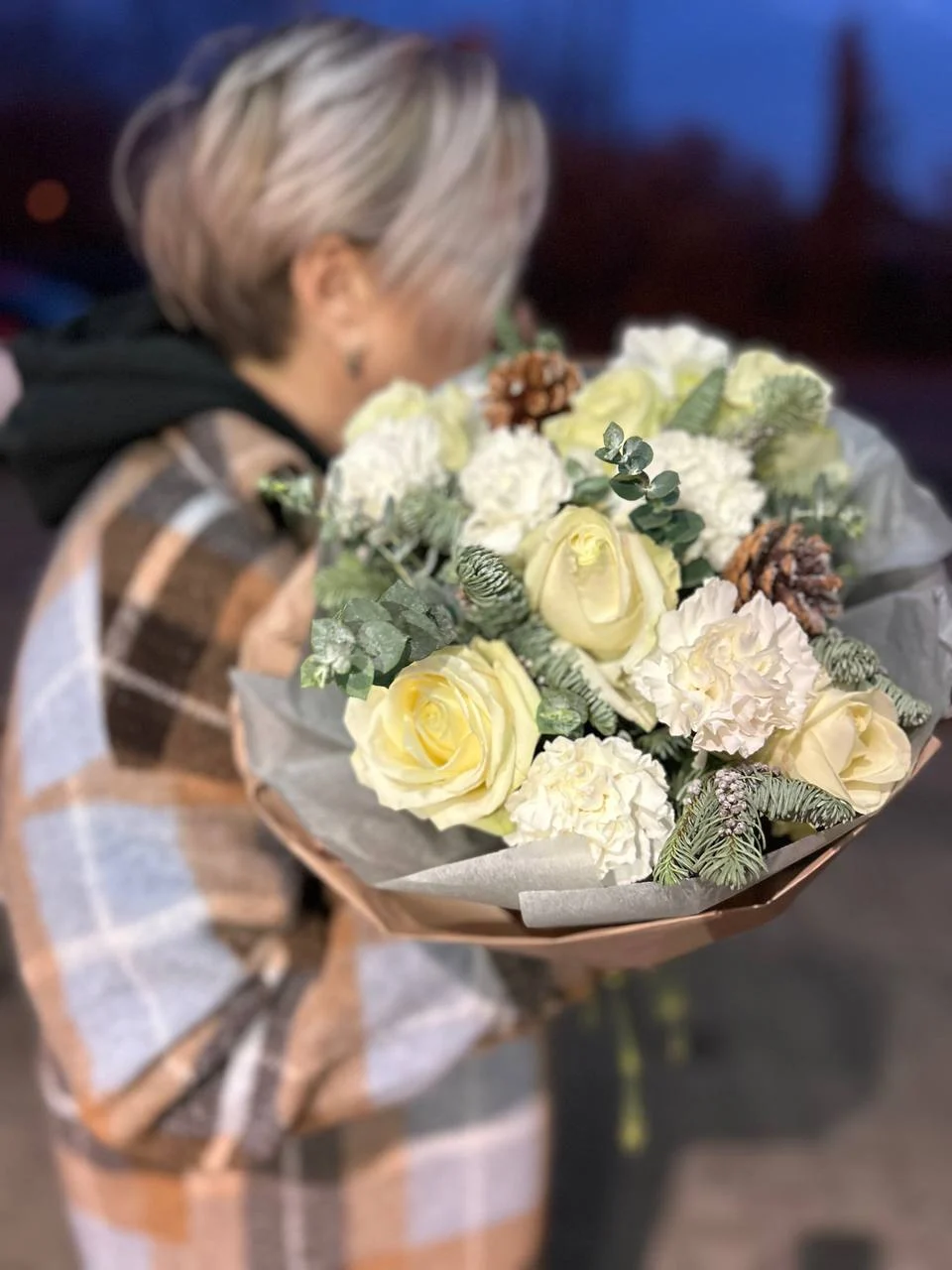 Elegancki bukiet róż i goździków z dodatkiem szysz