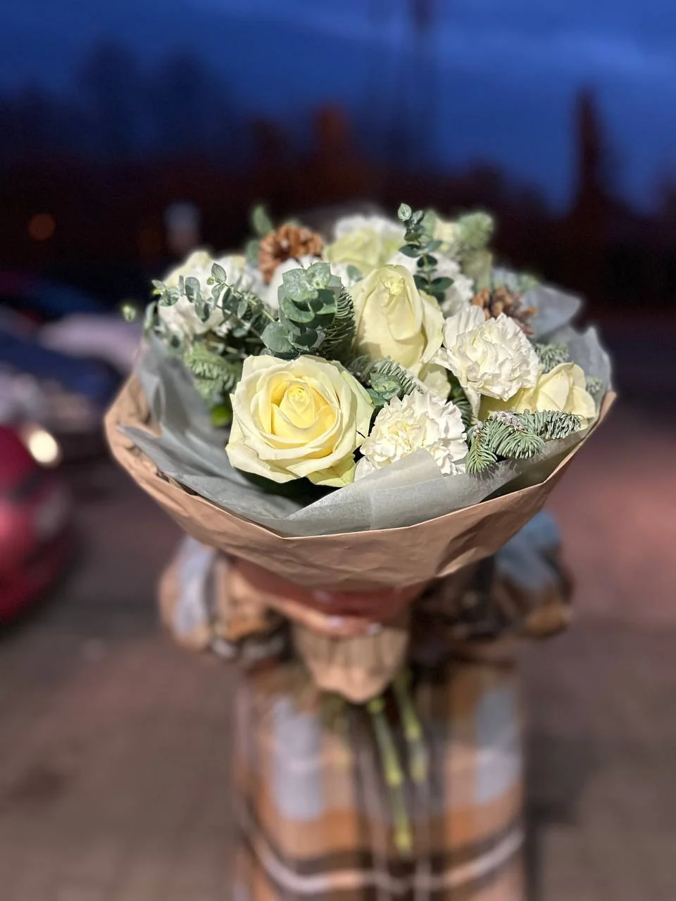 Kompozycja świąteczna z różami, goździkami i igliwiem