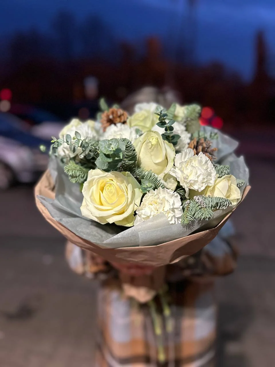 Zimowy bukiet róż z szyszkami i eukaliptusem