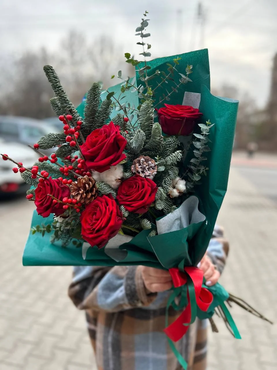 Bukiet róż z czerwonymi dodatkami i gałązkami świerkowymi