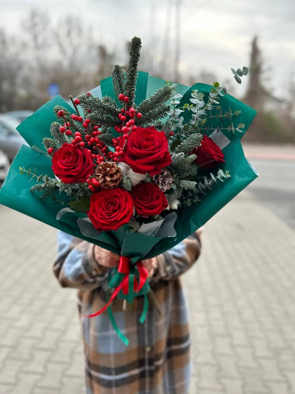 Świąteczny bukiet z czerwonymi różami i eukaliptusem