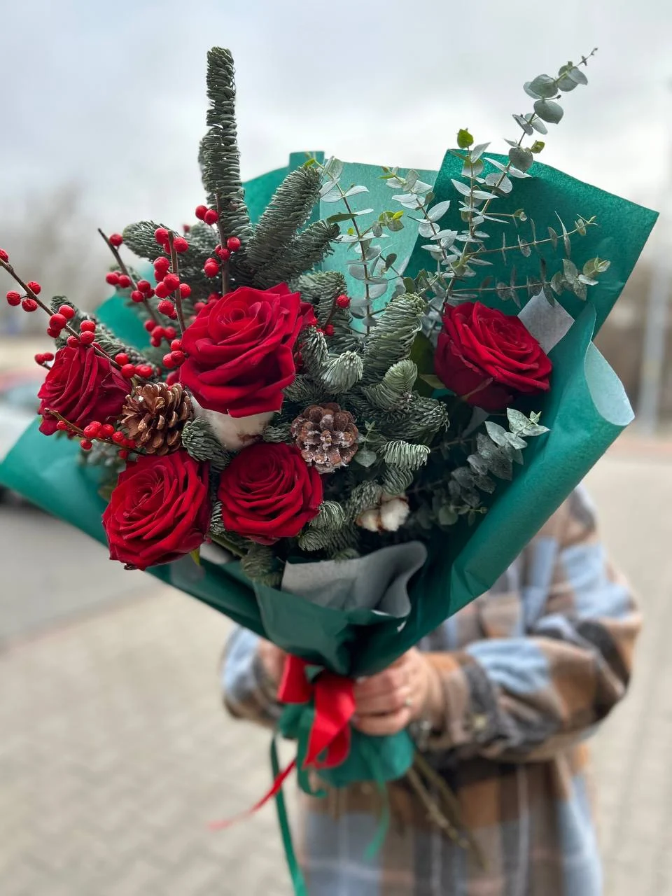 Zimowyj bukiet z róż, szyszek i igliwia