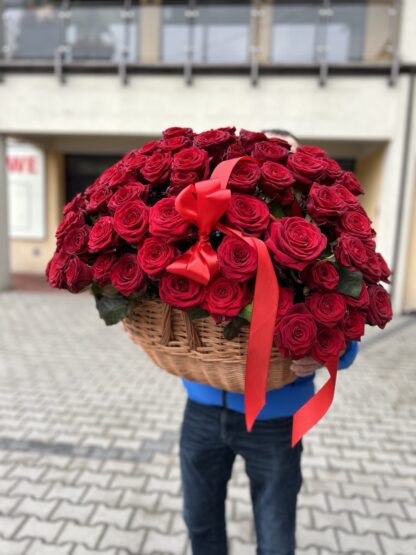 100 czerwonych róż w koszu poczta i kwiatowa dostawa Błonie