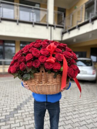 100 czerwonych róż w koszu poczta i kwiatowa dostawa