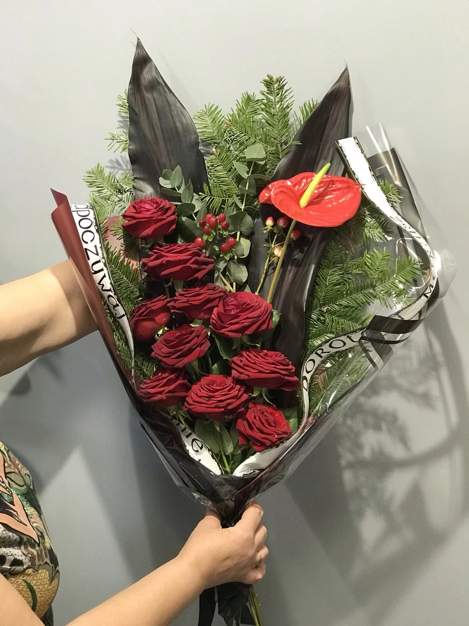 Pogrzebowy bukiet z czerwonych róż, liści palmowych i anturium