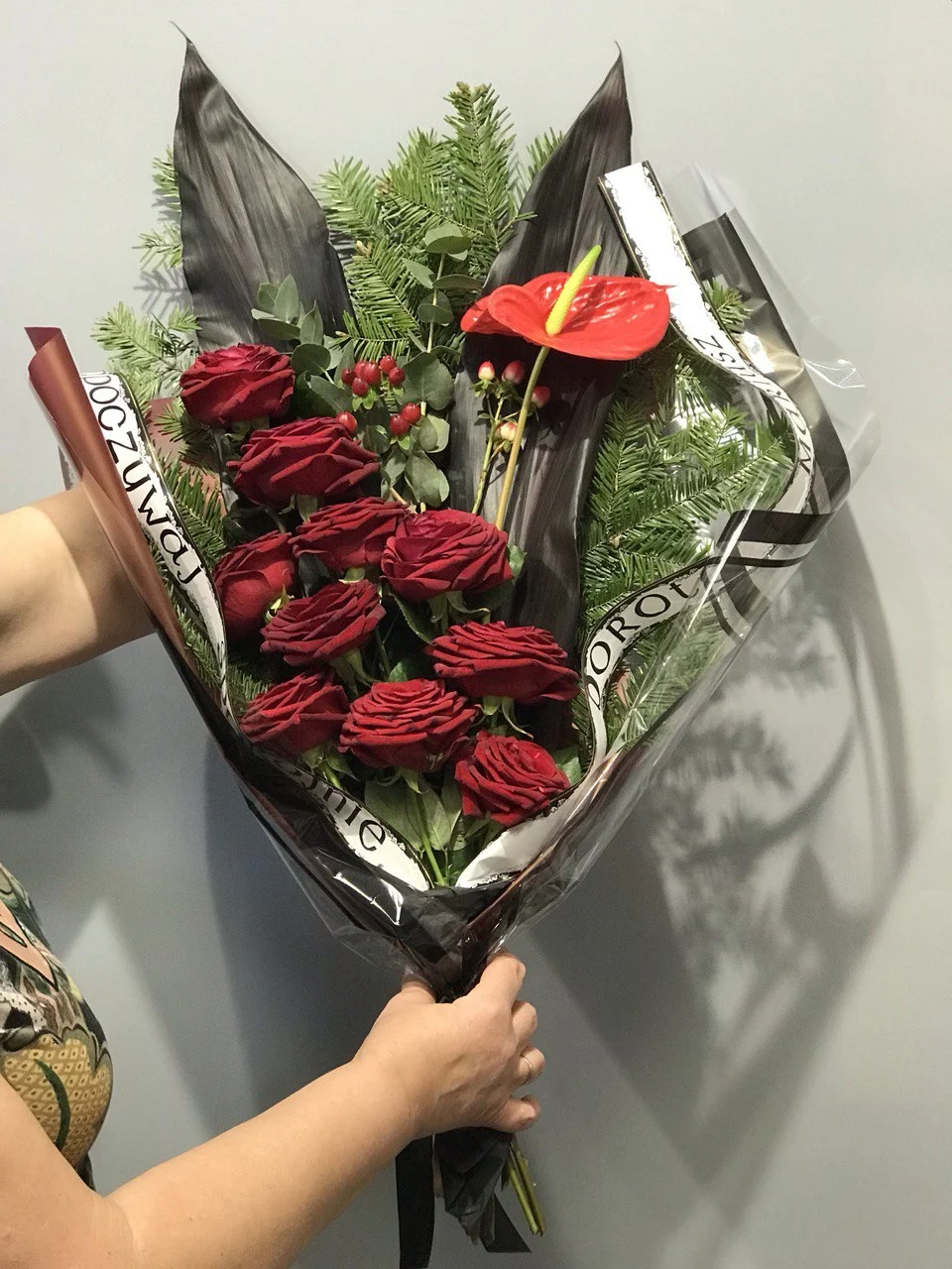 Elegancki bukiet funeralny z bordowymi różami i zielenią