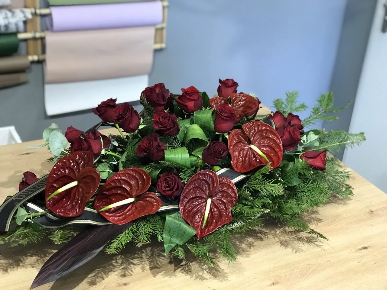 Elegancka dekoracja na ostatnie pożegnanie z różami i anturium