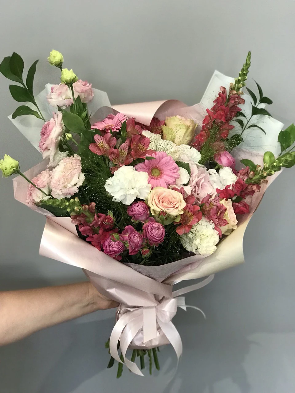 Bukiet z hortensją i różami – stylowa kompozycja na każdą okazję