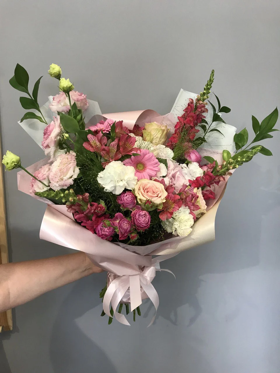 Bukiet z hortensją i różami – idealny akcent do każdej aranżacji