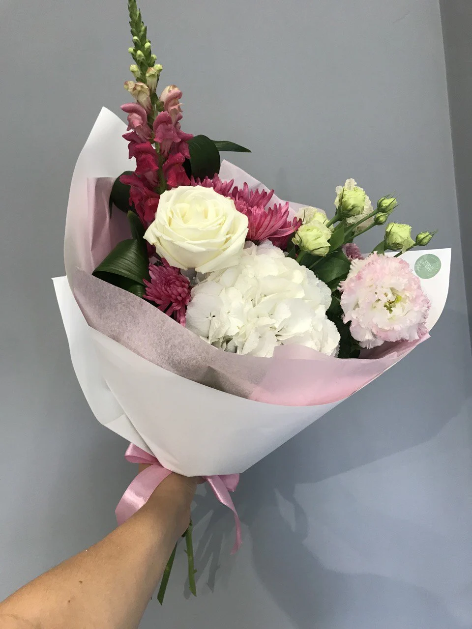 Bukiet z hortensją i różami – klasyka w nowoczesnym wydaniu