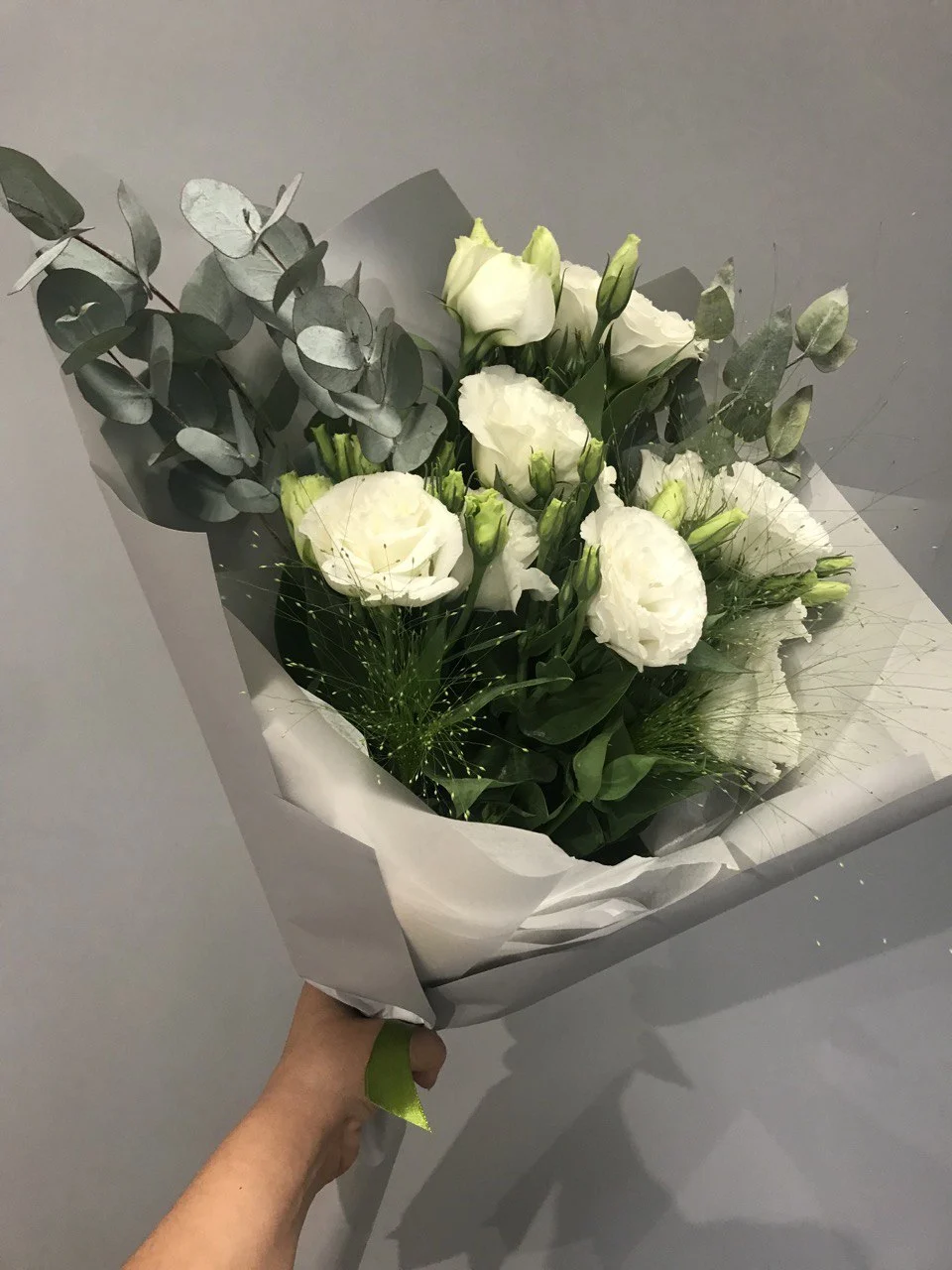 Bukiet biała eustoma z eukaliptusem – Czystość i subtelność.