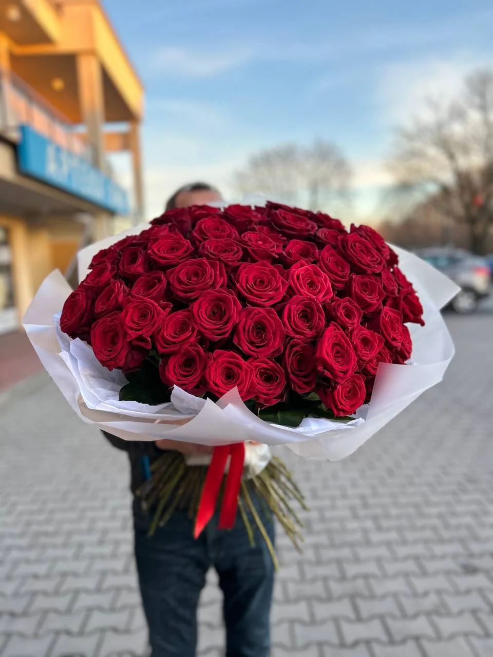 Piękne, świeże 100 czerwonych róż w dużym bukiecie