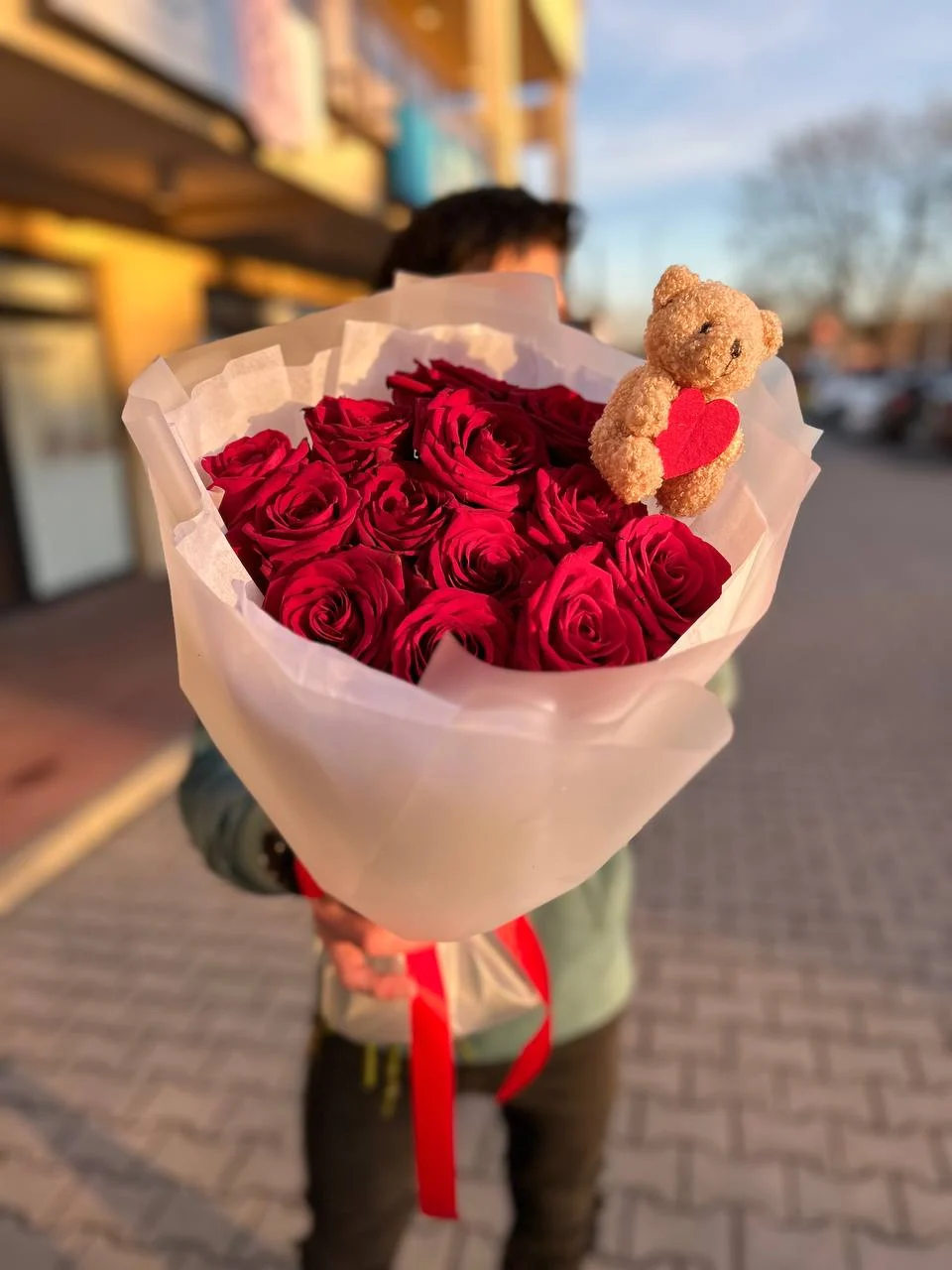 Bukiet intensywnych czerwonych róż z małym misiem jako dekoracją