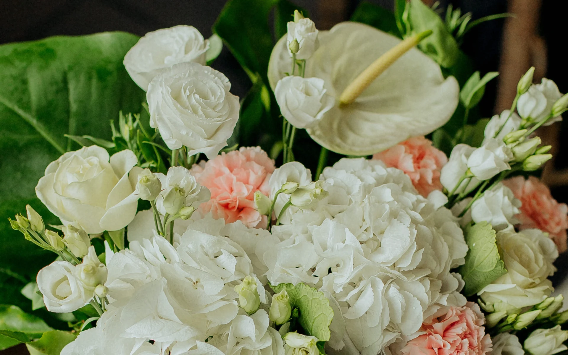 Delikatny świąteczny bukiet z różnych kwiatów.