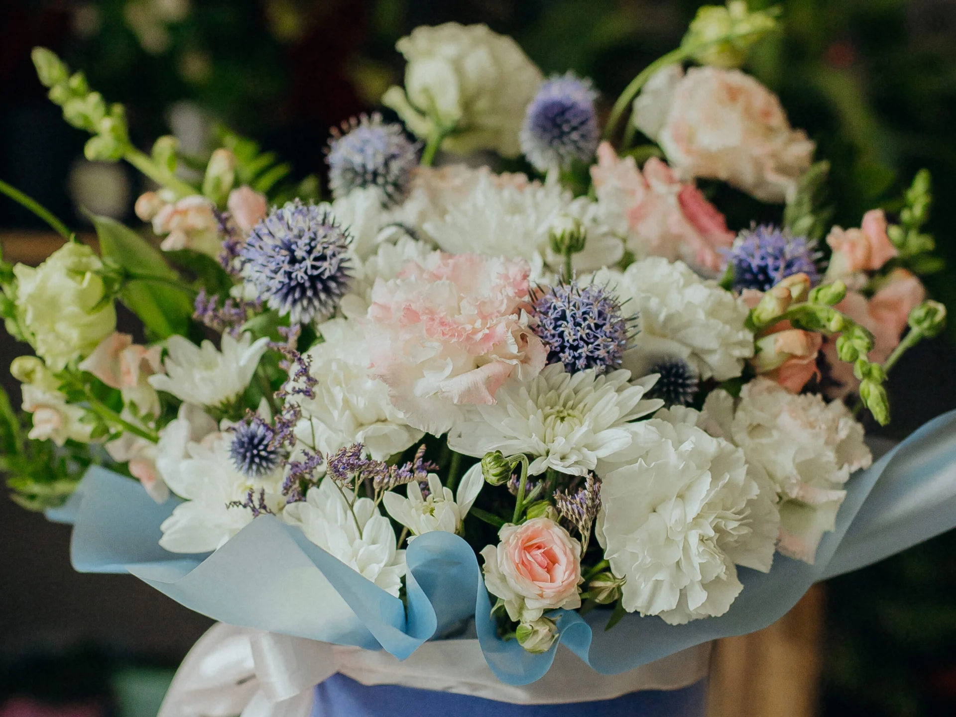 jasne kwiaty w pudełku 