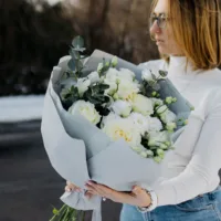 Eustoma biała z białą różą