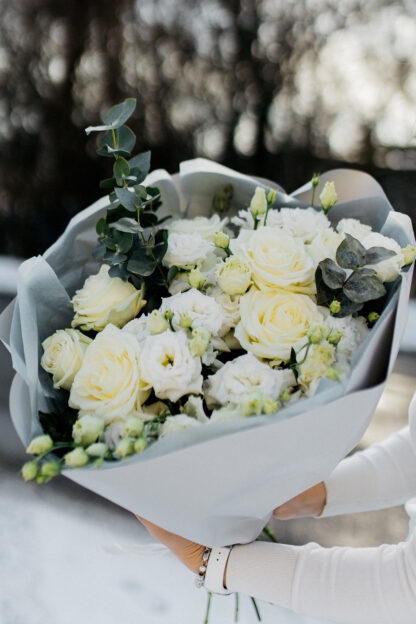 eustoma biała z białą różą dostawa kwiatowa Pruszków