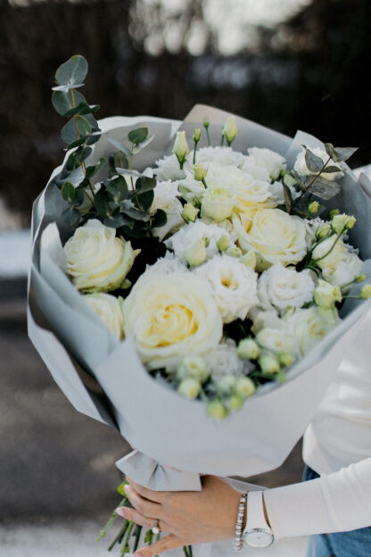 eustoma biała z białą różą dostawa kwiatowa