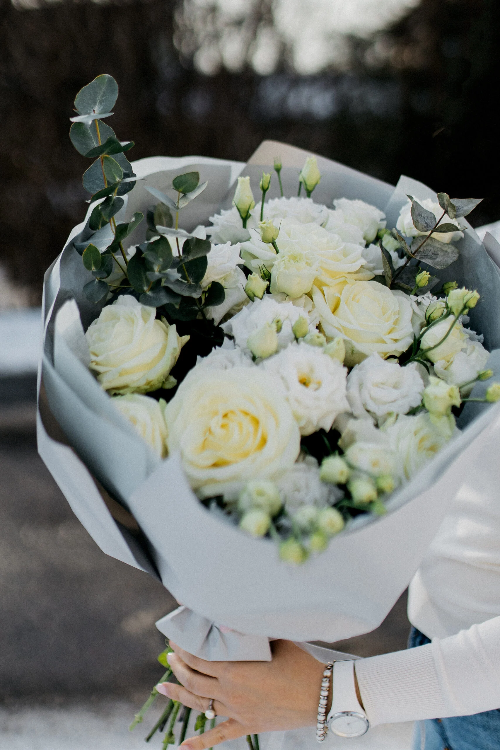 Bukiet białych róż z dodatkiem zieleni – elegancki i naturalny