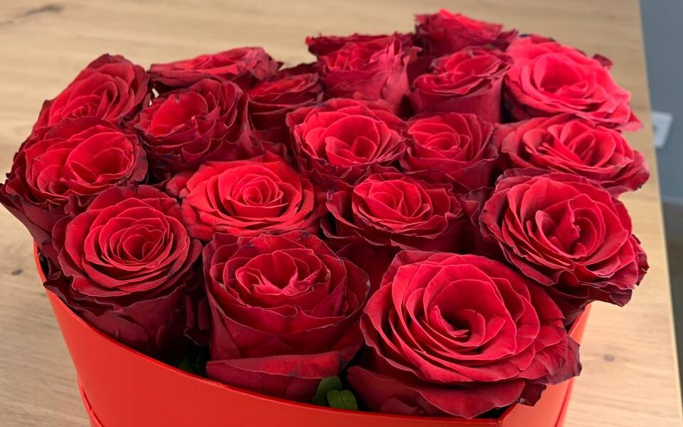 Flowerbox z czerwonych róż z dostawą niska cena Grodzisk Mazowiecki