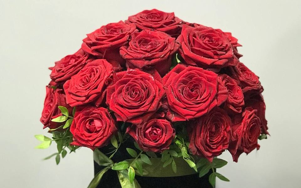 Flower box czerwone roze darmowa dostawa Otrębusy