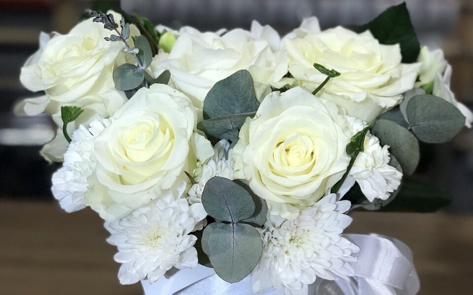 Białe róże w pudełku Warszawa