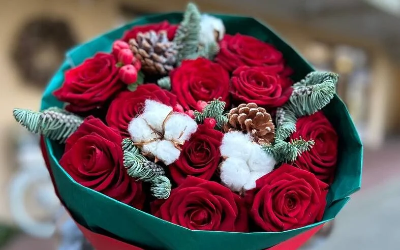 Zimowy bukiet z czerwonymi różami, bawełną i szyszkami