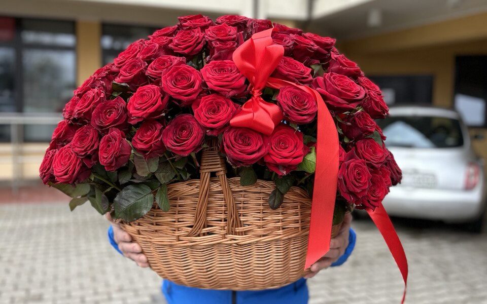 100 czerwonych róż w koszu poczta i kwiatowa dostawa