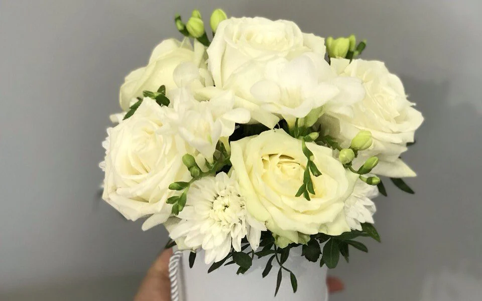 Flower box z białymi różami w eleganckiej pudełkowej kompozycji