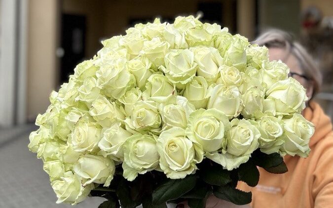 białe róże dostawa kwiatów