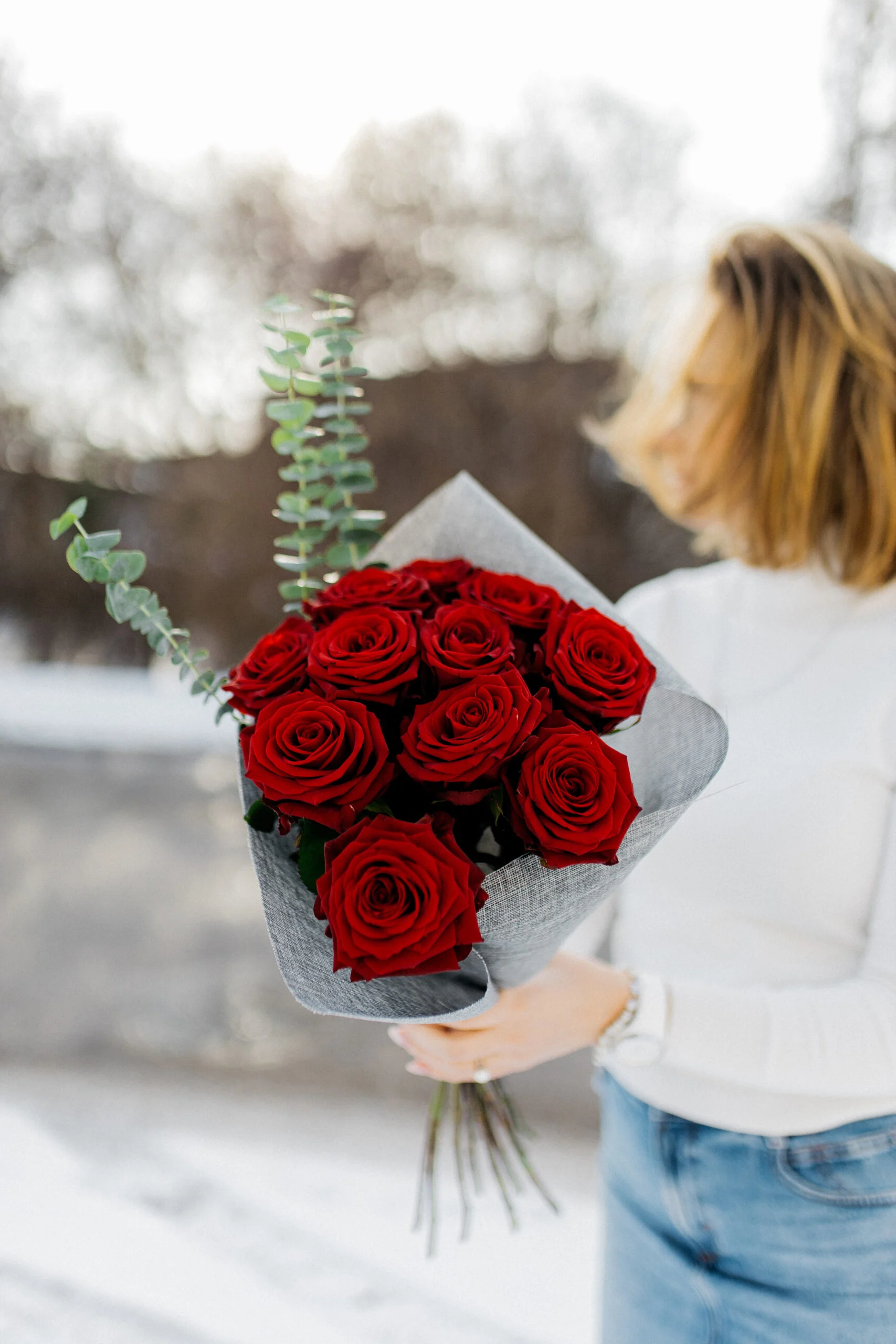 Kompozycja z czerwonych róż o głębokim kolorze – romantyczny prezent