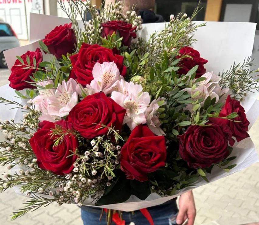 Bukiet "Róża z alstroemerią" - idealny prezent na Dzień Matki Bukiet róż z alstroemeriami na Dzień Matki