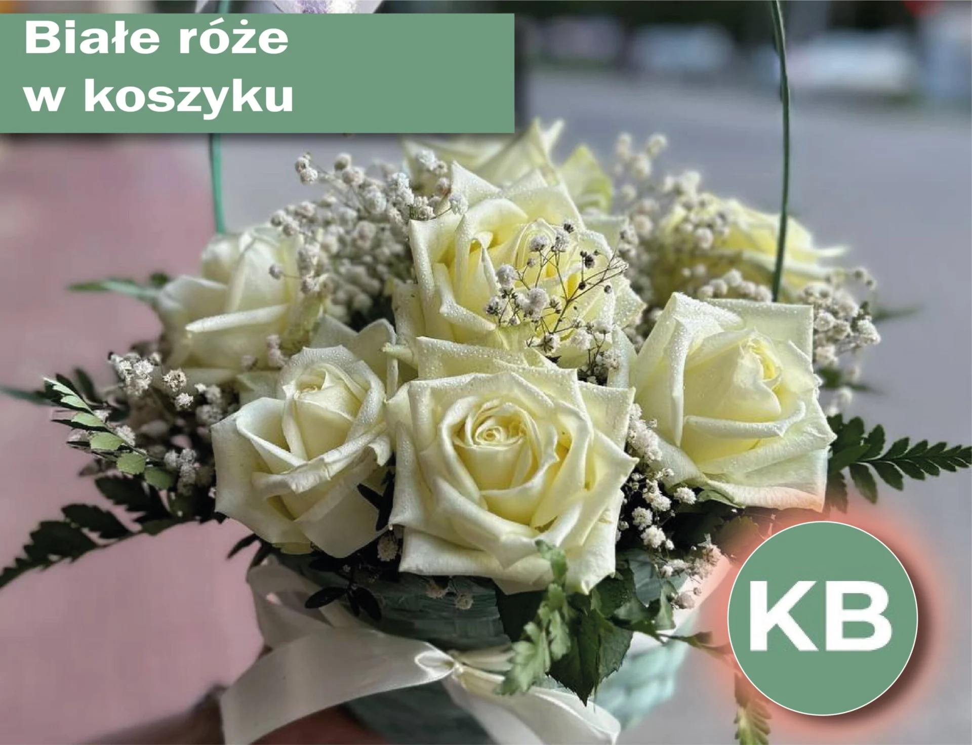 Delikatny koszyk z białymi różami