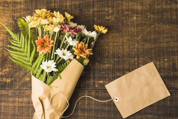 Kwiaty sezonowe w papierowym opakowaniu.